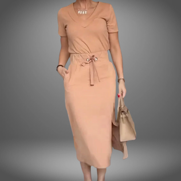 VanBruggen™ | Stijlvolle dames top en rok met een elegante V-hals